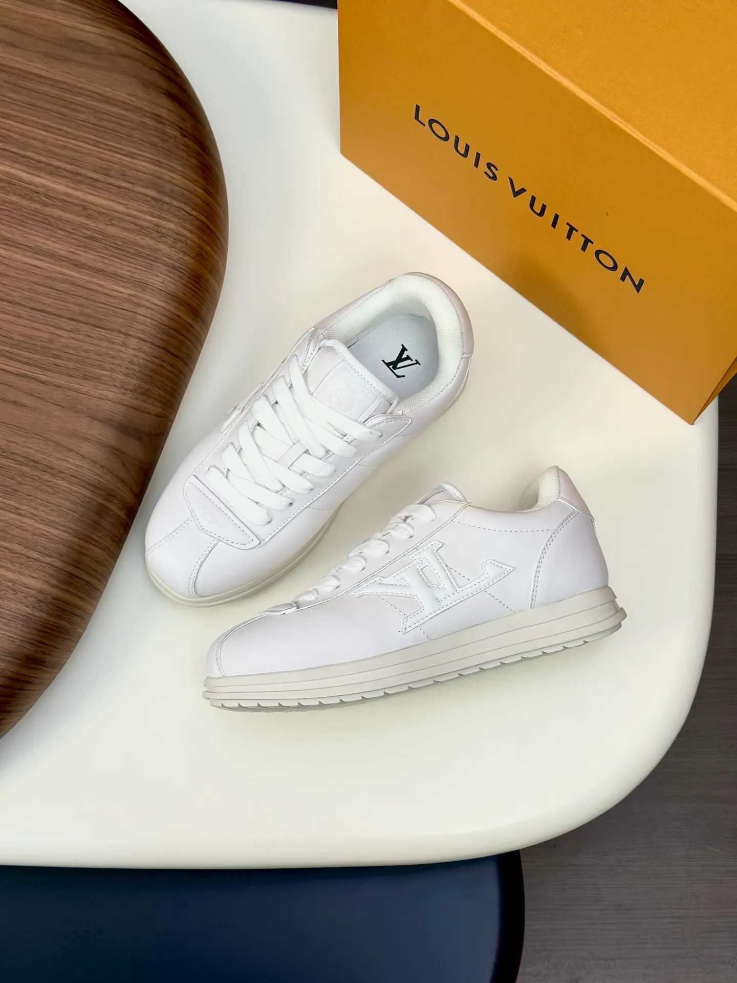 Factory direct sale ¥700💰Full set of packaging💰Top version LV-Louis Vuitton-Classic catwalk new style 1:1 developed replica of the original version! ! The upper foot is very comfortable. It is made of luxurious materials and fine workmanship. The midsole is printed with English letters "Made in Europe". The upper is made of calfskin imported from Italy. The side is decorated with the brand's LOGO and signature. The latest latex foot pads and mesh lining make the foot feel super comfortable. Original factory special supply of original two-color T men's shoes 💰U combination outsole. Bag technology Goodyear stitched edges Fabric: Exclusive custom first-layer cowhide Accessories: Exclusive private model Vuitton logo, lining: Customized silk mesh lining - first-layer silk cowhide lining Outsole: T men's shoes 💰U combination outsole wear-resistant, non-slip and anti-yellowing Foot pads: new latex pads-mesh sweat-absorbent Counter technology: fully computerized sewing machine wire drawing Toe cap Back cover Hot and cold shaping A complete set of pull-top lasts with medium and low logo patterns. Counter packaging - shoelaces, certificates, cards, instructions, certificates, dust bags. The most comprehensive packaging on the Internet. Men's model 339-44 (38/45 custom-made, non-returnable!